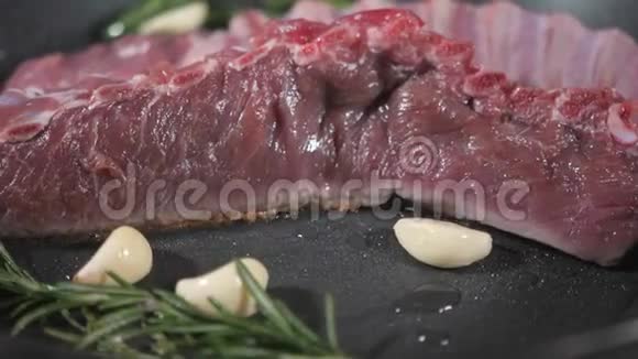 羊肉炸排骨加入一支迷迭香和大蒜在煎锅里用火煮厨房里的专业厨师视频的预览图