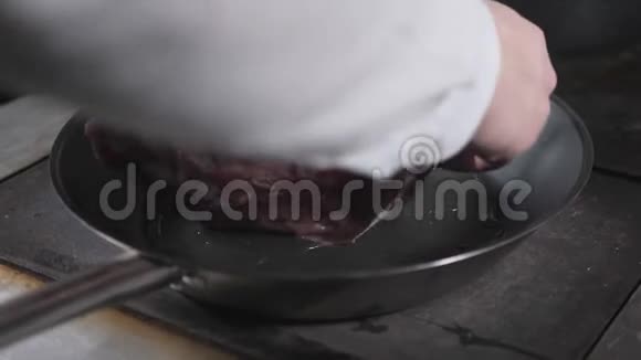 羊肉炸排骨在煎锅里用火煮餐厅烹饪厨房的专业厨师人煎视频的预览图