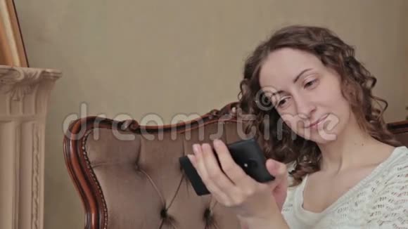 女孩用手机视频的预览图