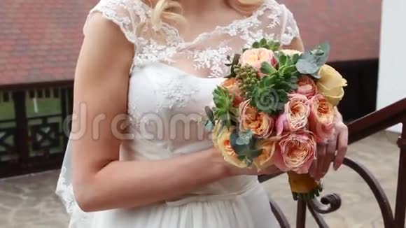 新娘双手捧着美丽的婚礼视频的预览图