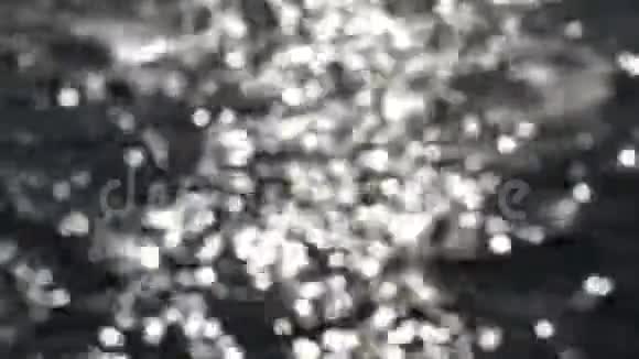 从水中反射出来的阳光视频的预览图