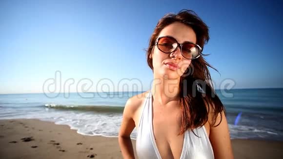 海滩女人视频的预览图