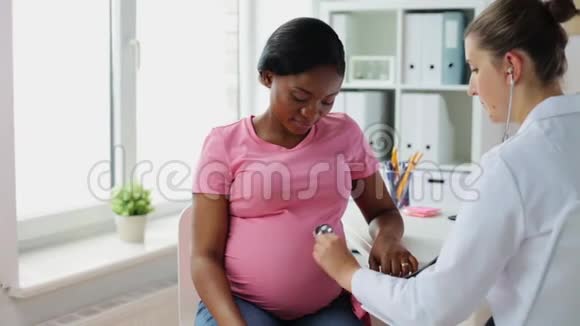 医院妇科医生和孕妇视频的预览图