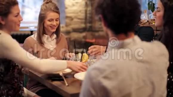 快乐的朋友在餐馆吃饭喝酒视频的预览图