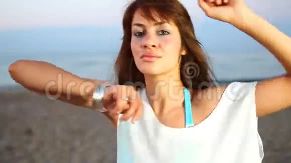 海滩女人视频的预览图