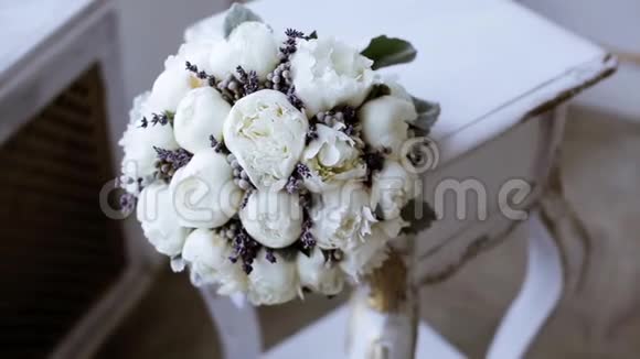 美丽的婚礼五颜六色的新娘花束视频的预览图