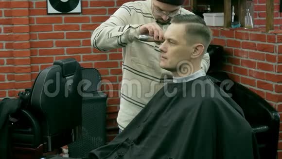 理发师用剪刀剪客户的头发视频的预览图