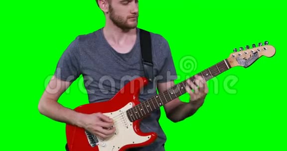 男音乐家弹吉他视频的预览图