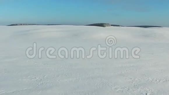 冬季飞雪场上空空中全景雪的图案和质感视频的预览图
