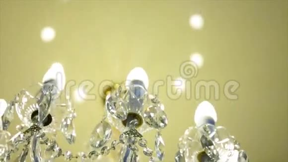 房间里漂亮的水晶吊灯视频的预览图