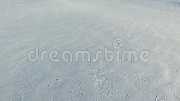 冬季飞雪场上空空中全景雪的图案和质感视频的预览图