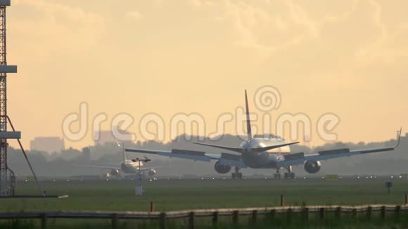 清晨在阿姆斯特丹机场视频的预览图