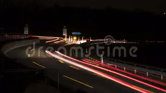 黄昏时的公路和交通视频的预览图