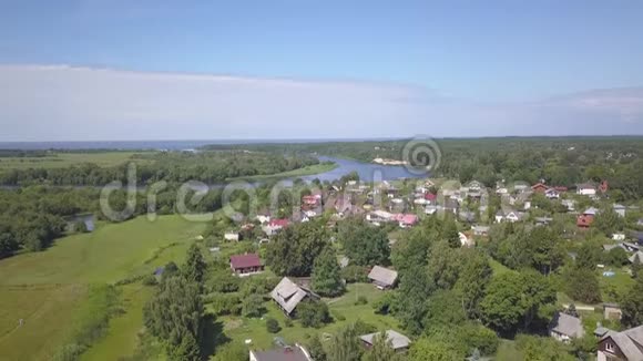拉托维亚加河排入波罗的海空中无人驾驶飞机俯视图视频的预览图