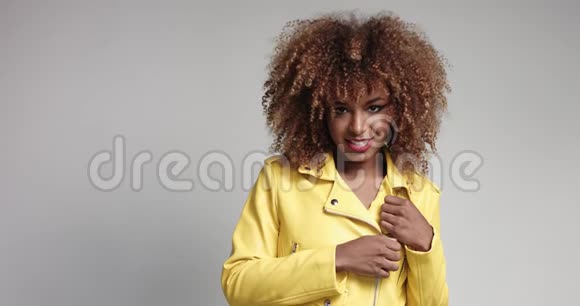 一个留着大头发的漂亮黑人女孩视频的预览图