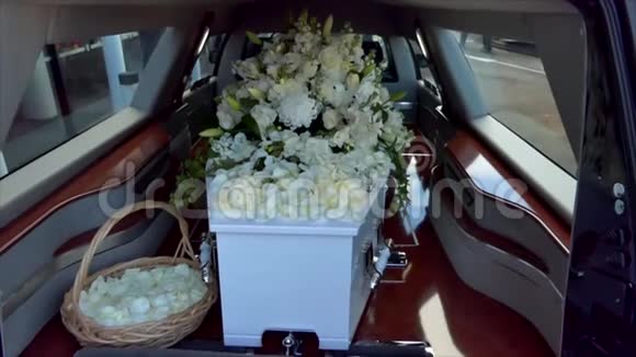 在灵车或礼拜堂或墓地埋葬的棺材视频的预览图