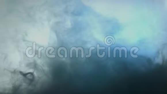 白色背景上的烟雾白色背景上的彩色烟雾视频的预览图