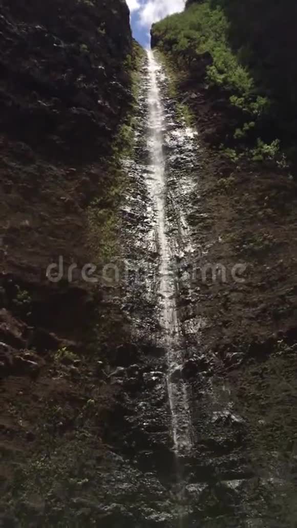 夏威夷考艾岛纳帕利海岸的米洛利山谷瀑布视频的预览图