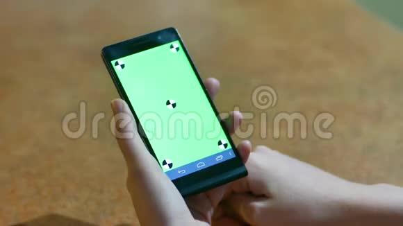 女人用智能手机触摸屏幕CHROMA钥匙特写手指做手势触摸和滑动屏幕的一个视频的预览图