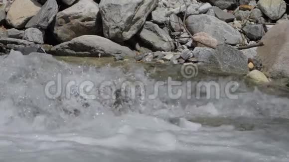 水在山河中的慢动作视频视频的预览图