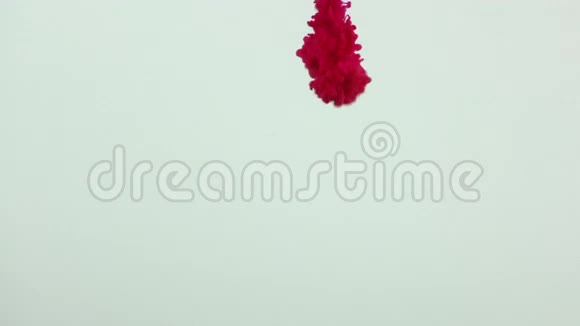 五颜六色的颜料墨水滴溅在水池的水下视频的预览图