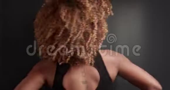 一个留着大头发的漂亮黑人女孩视频的预览图