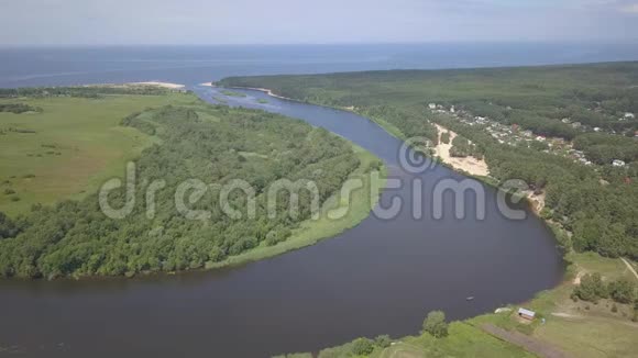 拉托维亚加河排入波罗的海空中无人驾驶飞机俯视图视频的预览图
