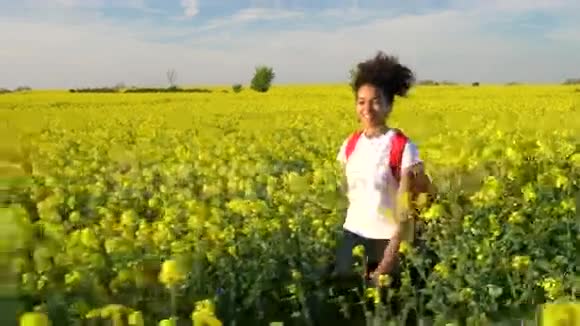 混合种族非裔美国少女女青年徒步旅行带红色背包视频的预览图