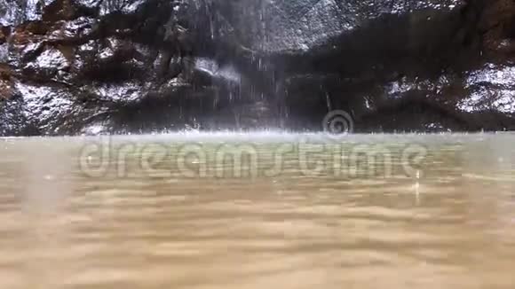 夏威夷考艾岛纳帕利海岸的米洛利山谷瀑布视频的预览图