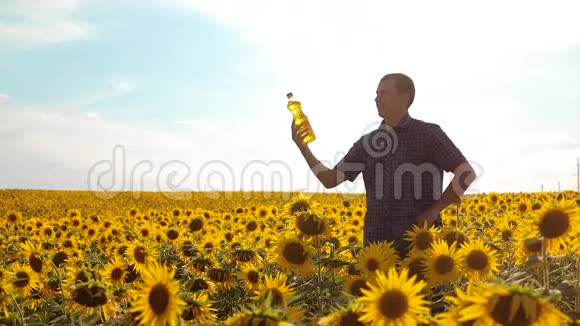农夫用向日葵在田野里探索慢动作视频男人的生活方式农夫手捧一瓶向日葵视频的预览图