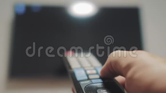 人手握电视遥控器关掉智能电视频道冲浪把手举着电视遥控器视频的预览图