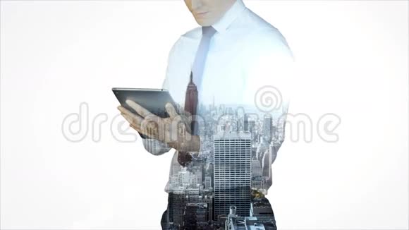 商人使用平板电脑与城市景观覆盖视频的预览图