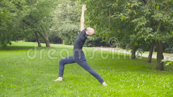 一个男人在公园里做瑜伽练习视频的预览图