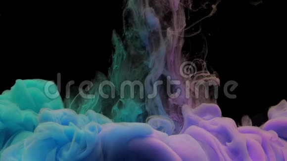 彩色的蓝紫色墨水混合在水中在黑色背景下轻轻旋转带有复制空间视频的预览图