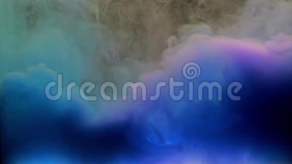 色彩斑斓的蓝紫色墨水混合在水中在水下轻轻旋转复制空间视频的预览图