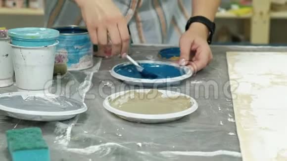 大师在艺术工作室用油漆和腻子处理木材达到老化效果视频的预览图
