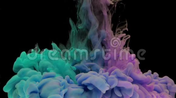 彩色的蓝紫色墨水混合在水中在黑色背景下轻轻旋转带有复制空间视频的预览图