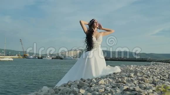 穿着漂亮裙子的新娘视频的预览图