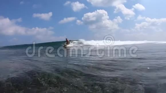 冲浪者乘坐晶莹剔透的海浪视频的预览图
