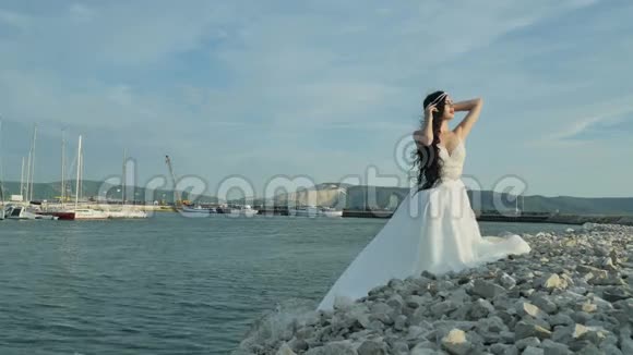 穿着漂亮裙子的新娘视频的预览图