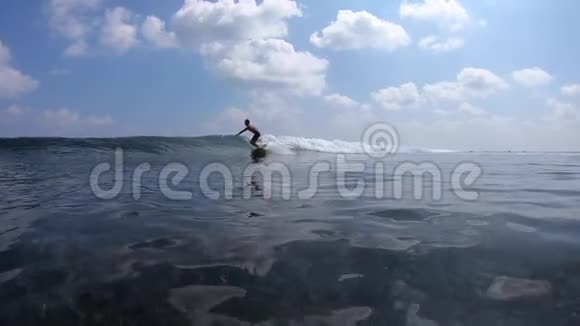 冲浪者乘坐晶莹剔透的海浪视频的预览图