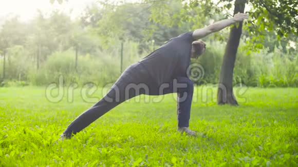 一个男人在公园里做瑜伽练习视频的预览图