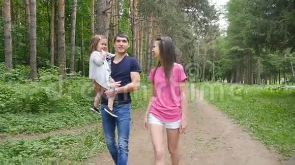 森林漫步幸福家庭视频的预览图