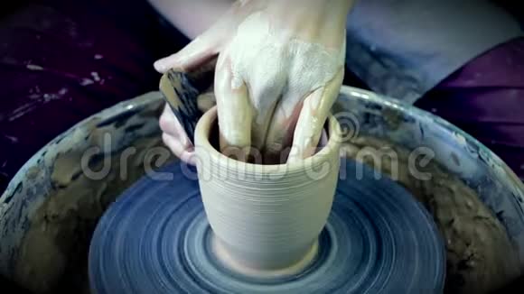 作坊里的雕刻家用陶器制作了一个罐子视频的预览图