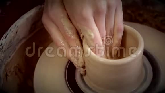 作坊里的雕刻家用粘土做罐子视频的预览图