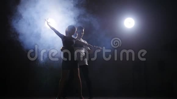 年轻夫妇在室内跳舞视频的预览图