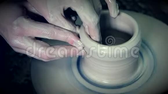 雕刻师用白泥雕刻陶罐产品视频的预览图