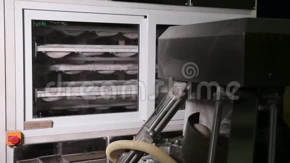 面包的自动化生产视频的预览图