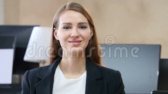 办公室里兴奋的女人视频的预览图