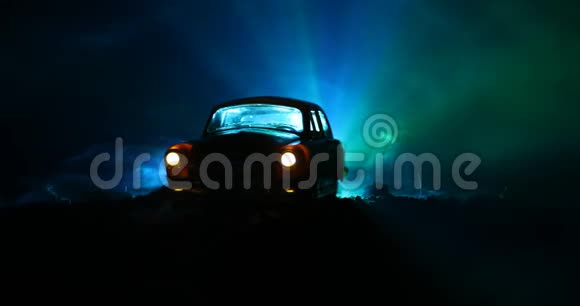 老式旧车的剪影背景为暗雾色调灯光在微光下发光或旧犯罪车黑色的轮廓视频的预览图